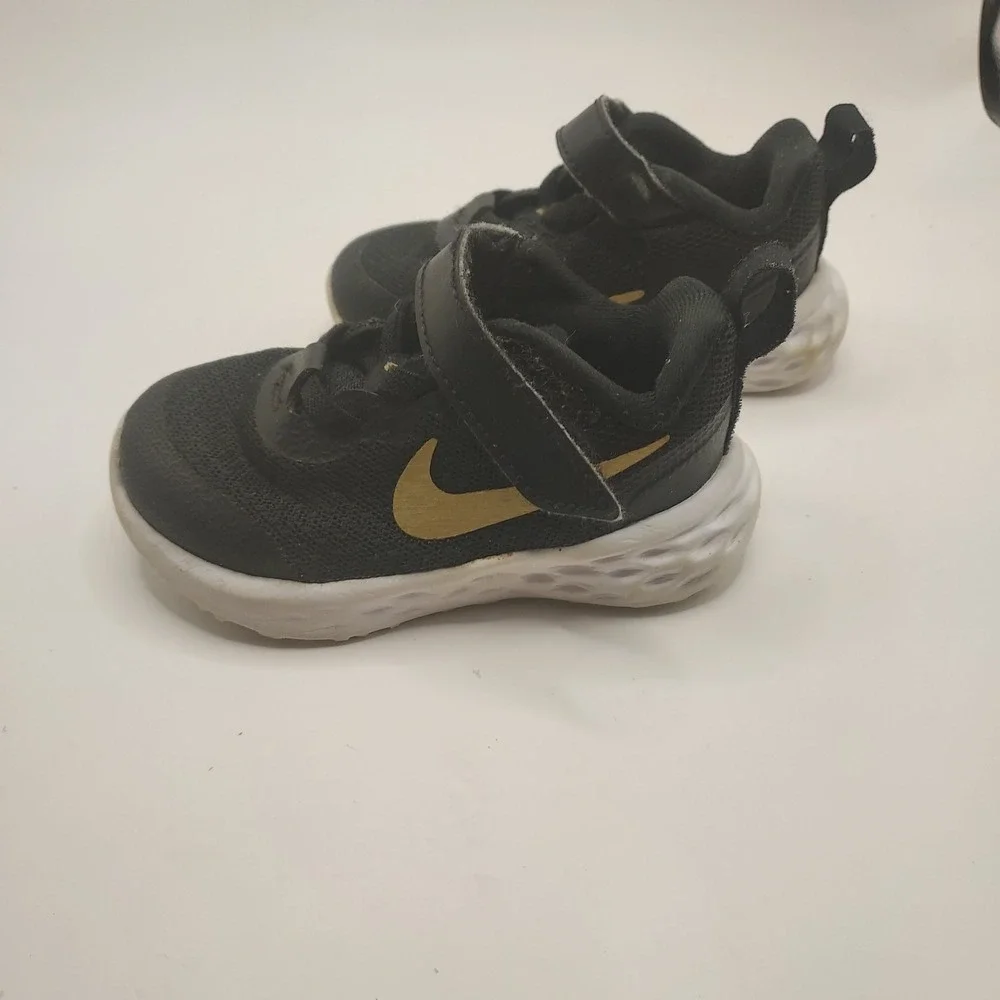 Nike Revolution Black/Gold Unisex Toddler Size 5C